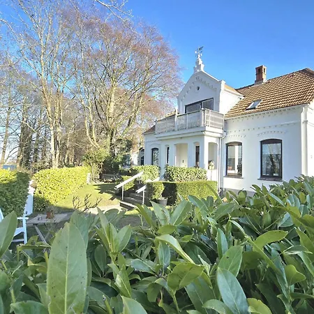 Altes Kapitaenshaus Von 1880 Хайлигенхафен